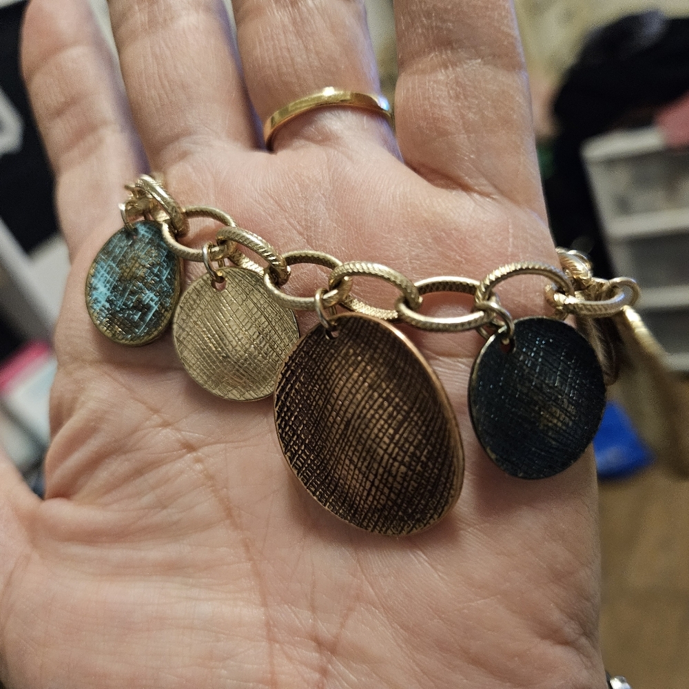 Pretty toggle bracelet - Picture 3 of 3